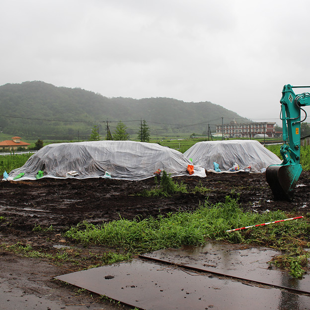 鳥取のおいしい野菜 TREE&NORF 太陽熱養生処理に使用する堆肥の仕込み